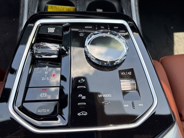 Used 2025 BMW 750e xDrive image 28