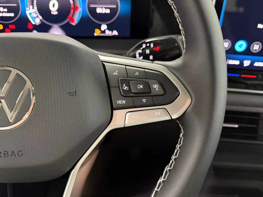 New 2025 Volkswagen Tiguan SE image 14