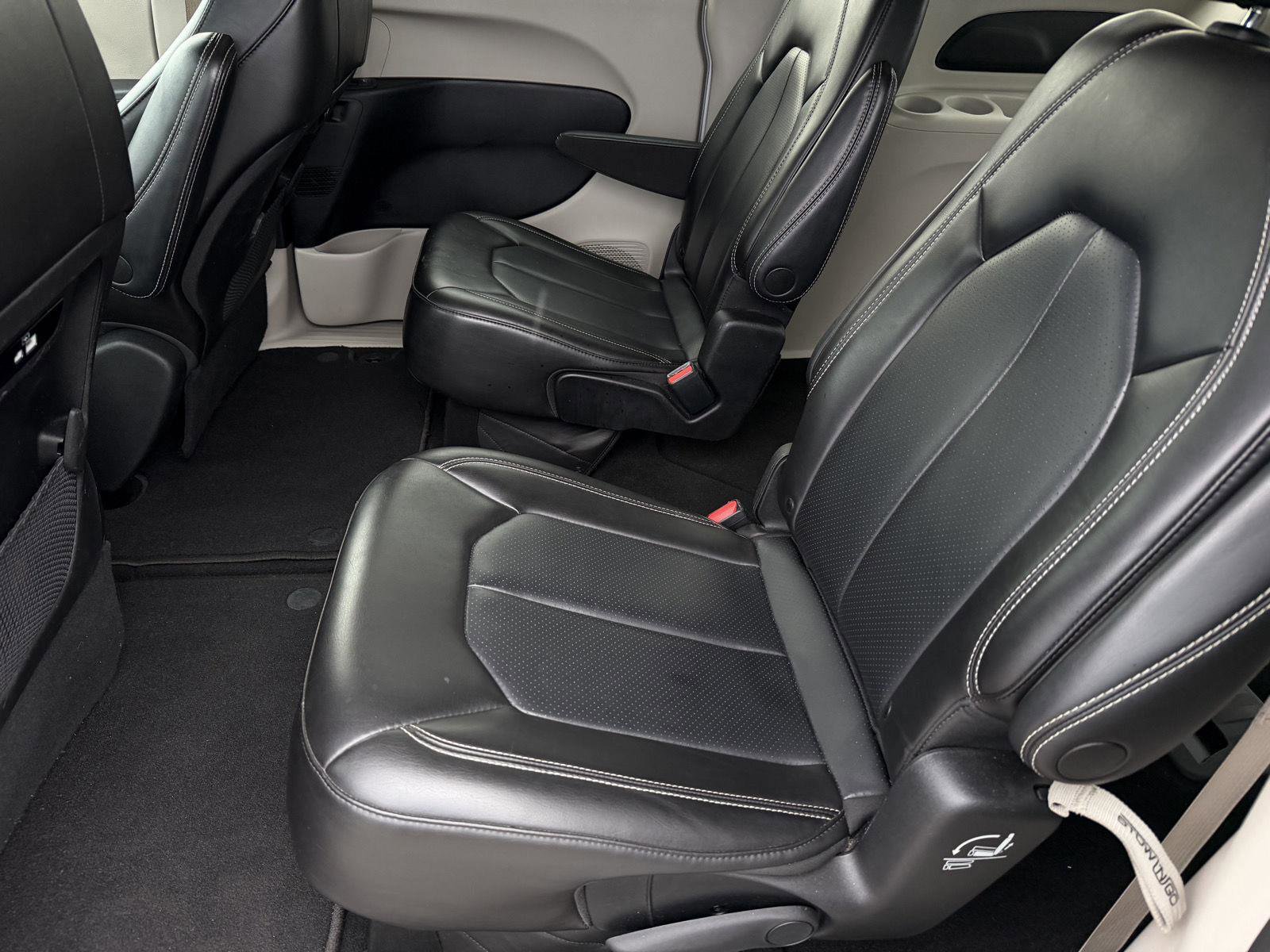 Used 2023 Chrysler Pacifica Touring-L FWD image 8
