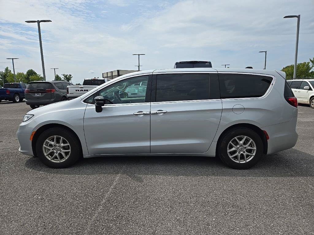Used 2024 Chrysler Pacifica Touring-L FWD image 4