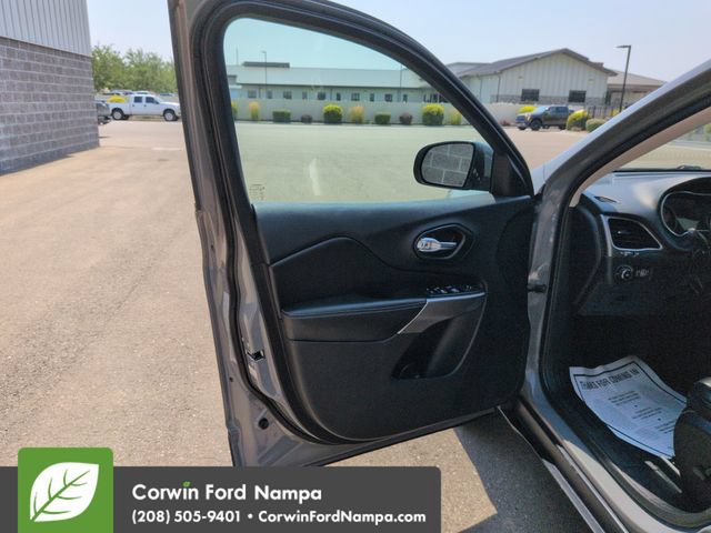 Used 2020 Jeep Cherokee Latitude Plus w/ Cold Weather Group AWD/4WD image 10