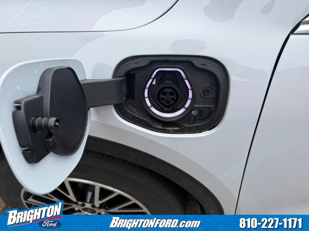 Certified 2025 Ford Escape SE image 5