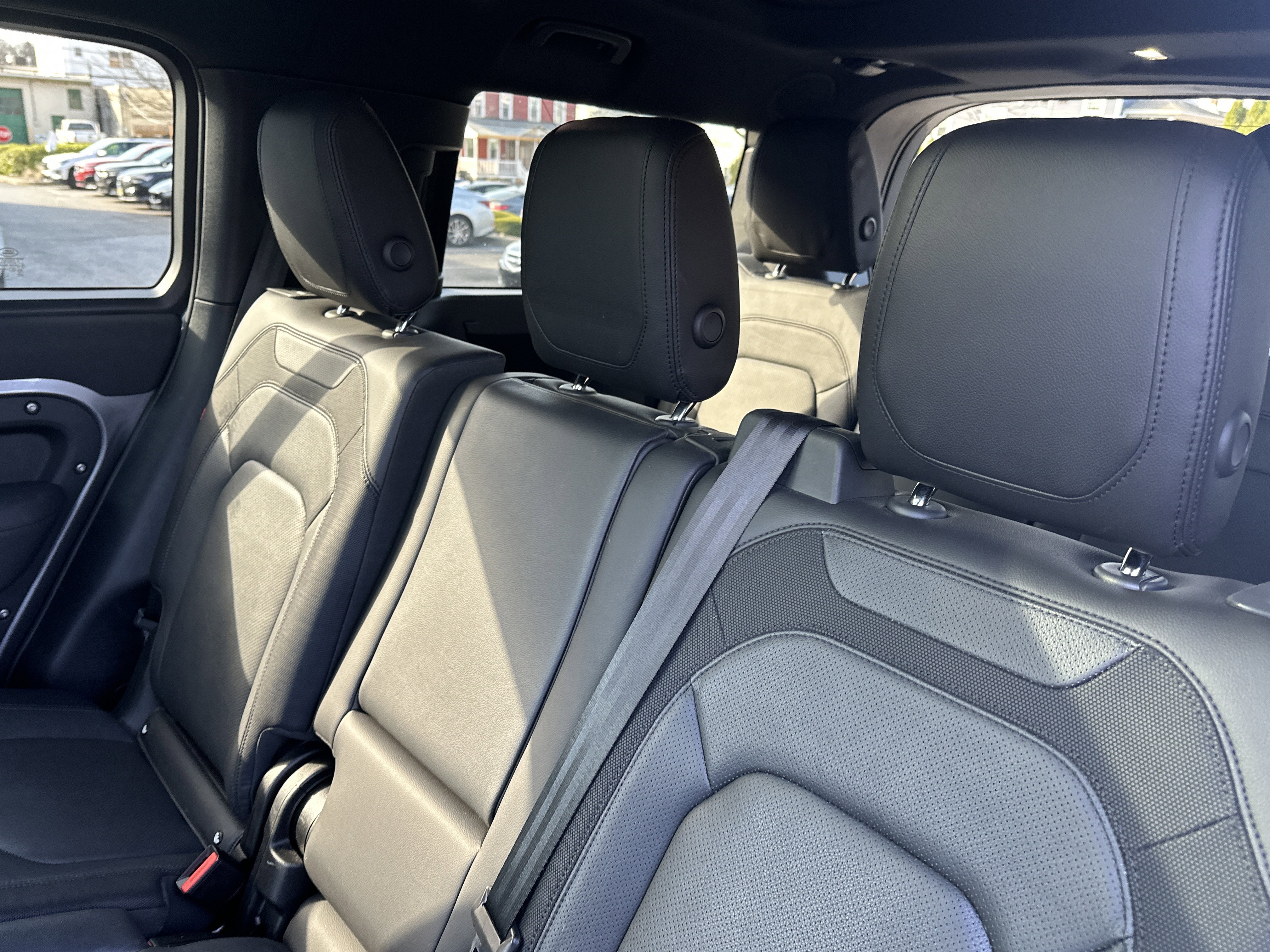 Used 2023 Land Rover Defender 130 X-Dynamic SE image 10