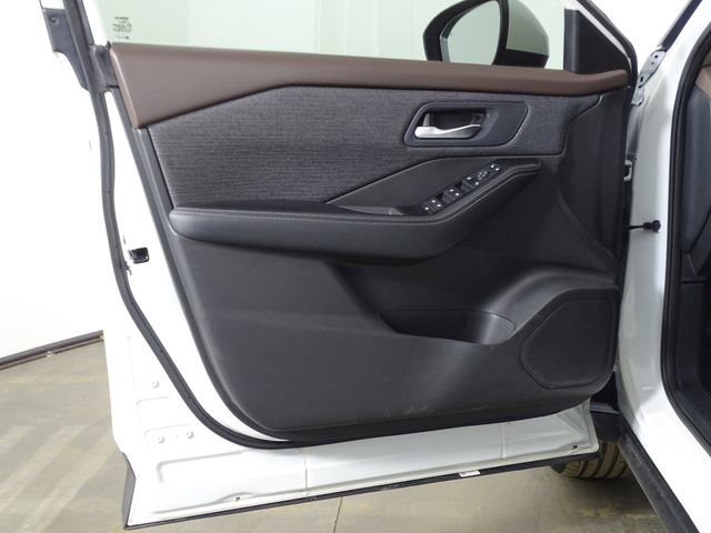 Used 2023 Nissan Rogue SV image 16