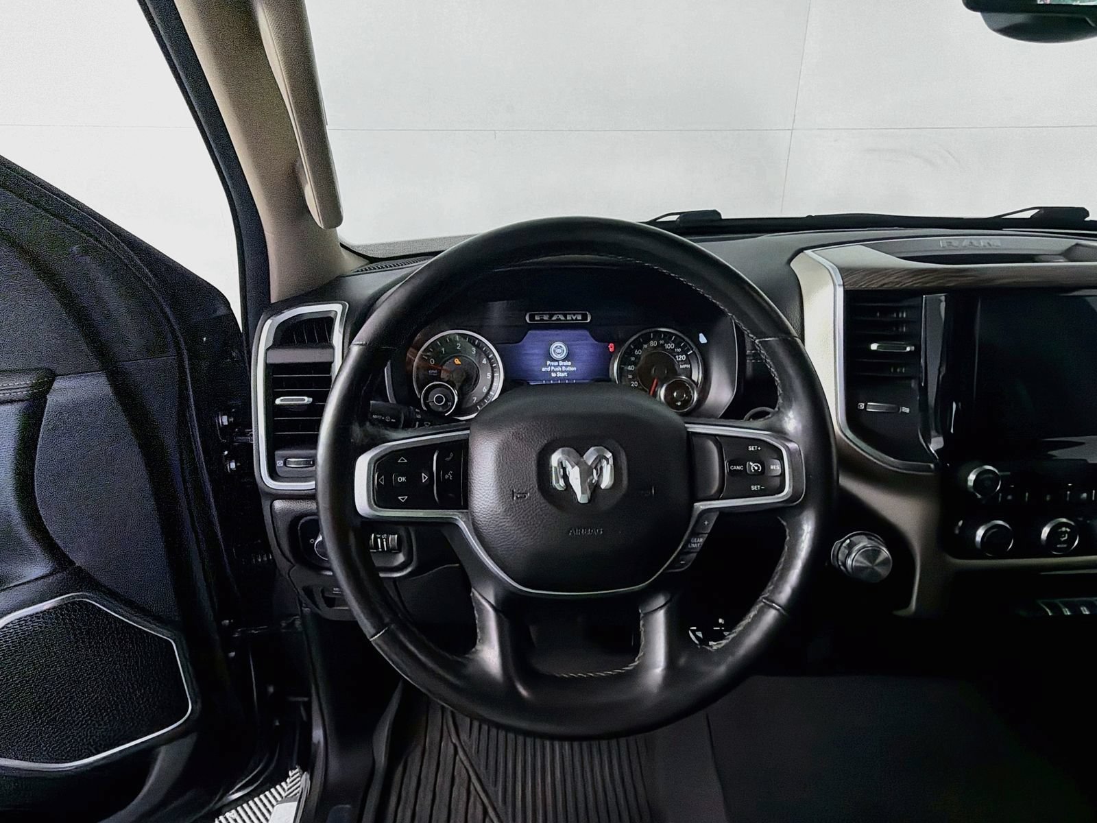 Used 2019 RAM 1500 Laramie AWD/4WD image 11