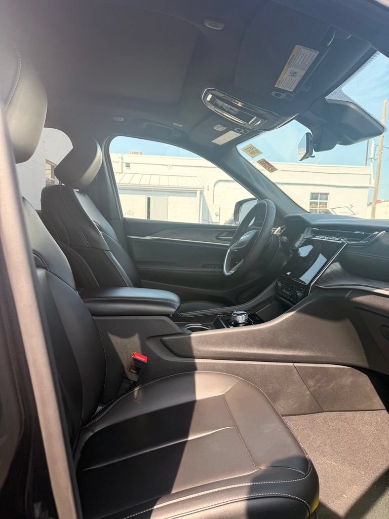 Used 2025 Jeep Grand Cherokee Limited AWD/4WD image 9