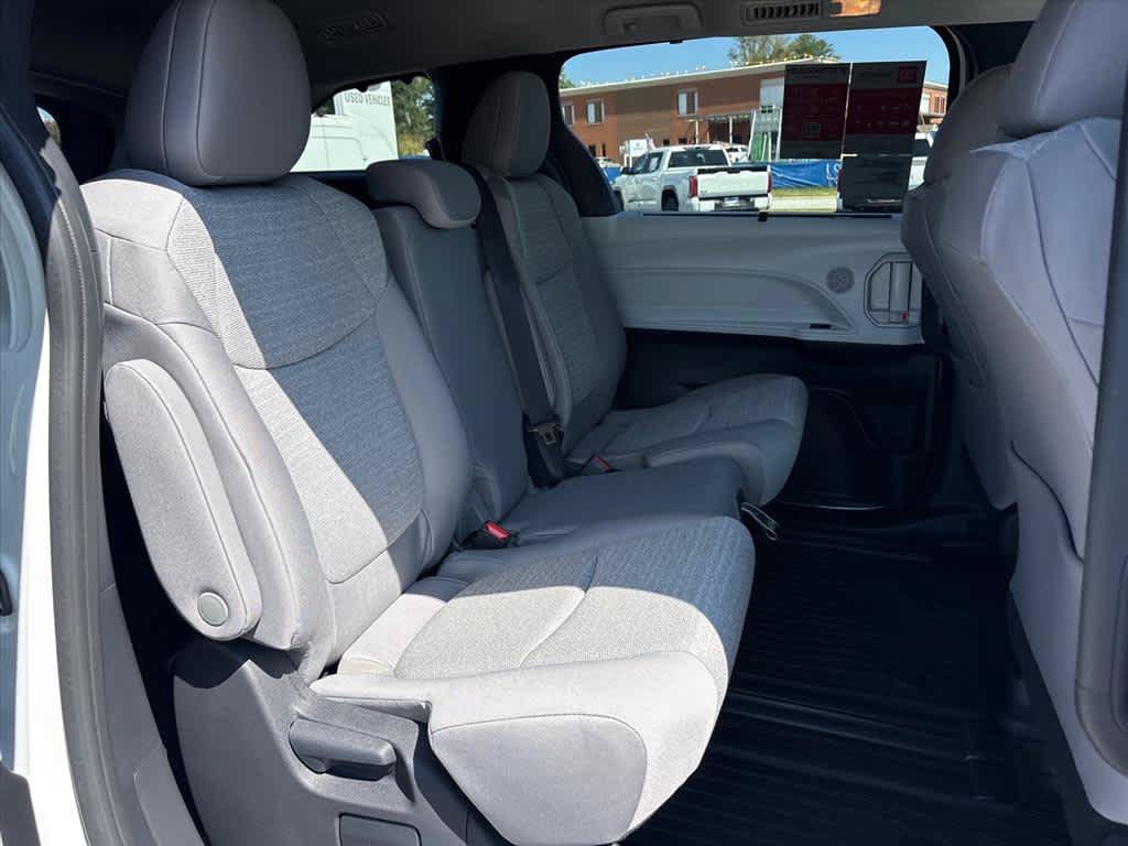New 2026 Toyota Sienna LE FWD image 7