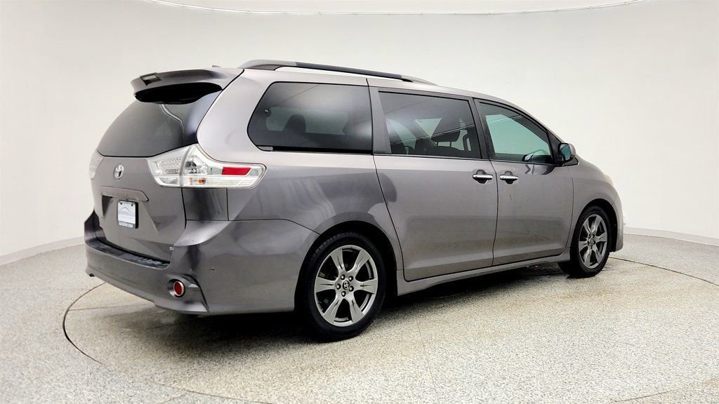 Used 2018 Toyota Sienna SE Premium image 5