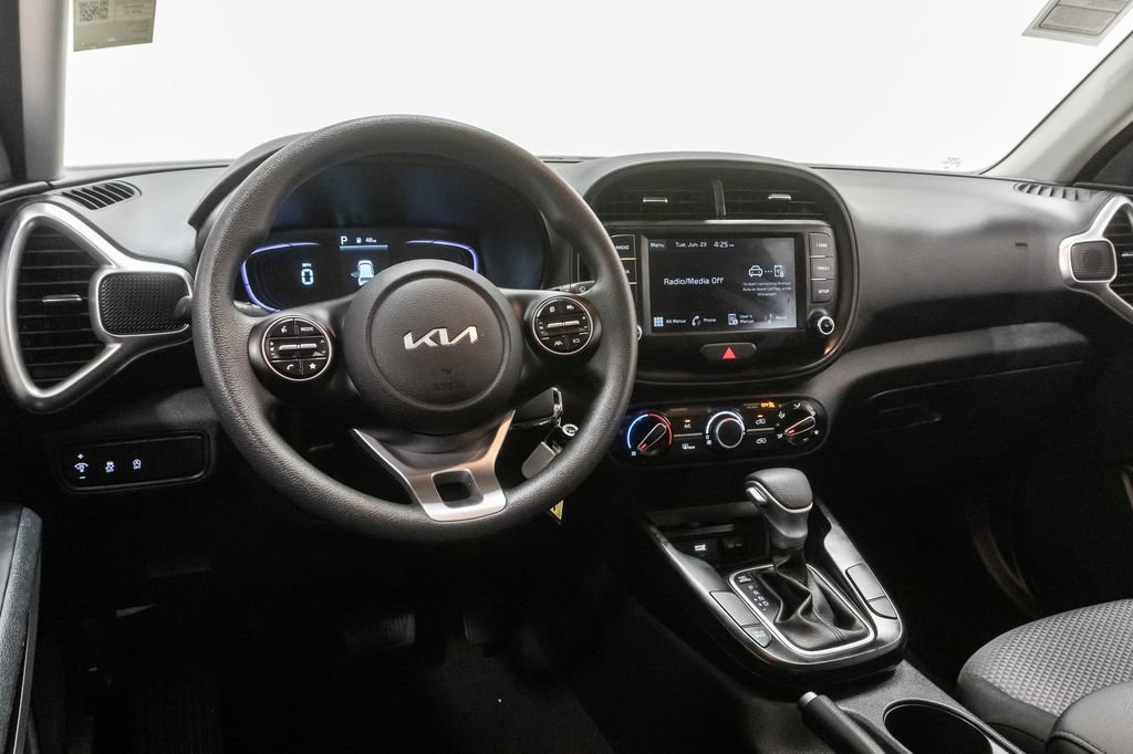 Used 2025 Kia Soul LX w/ LX Technology Package FWD image 7