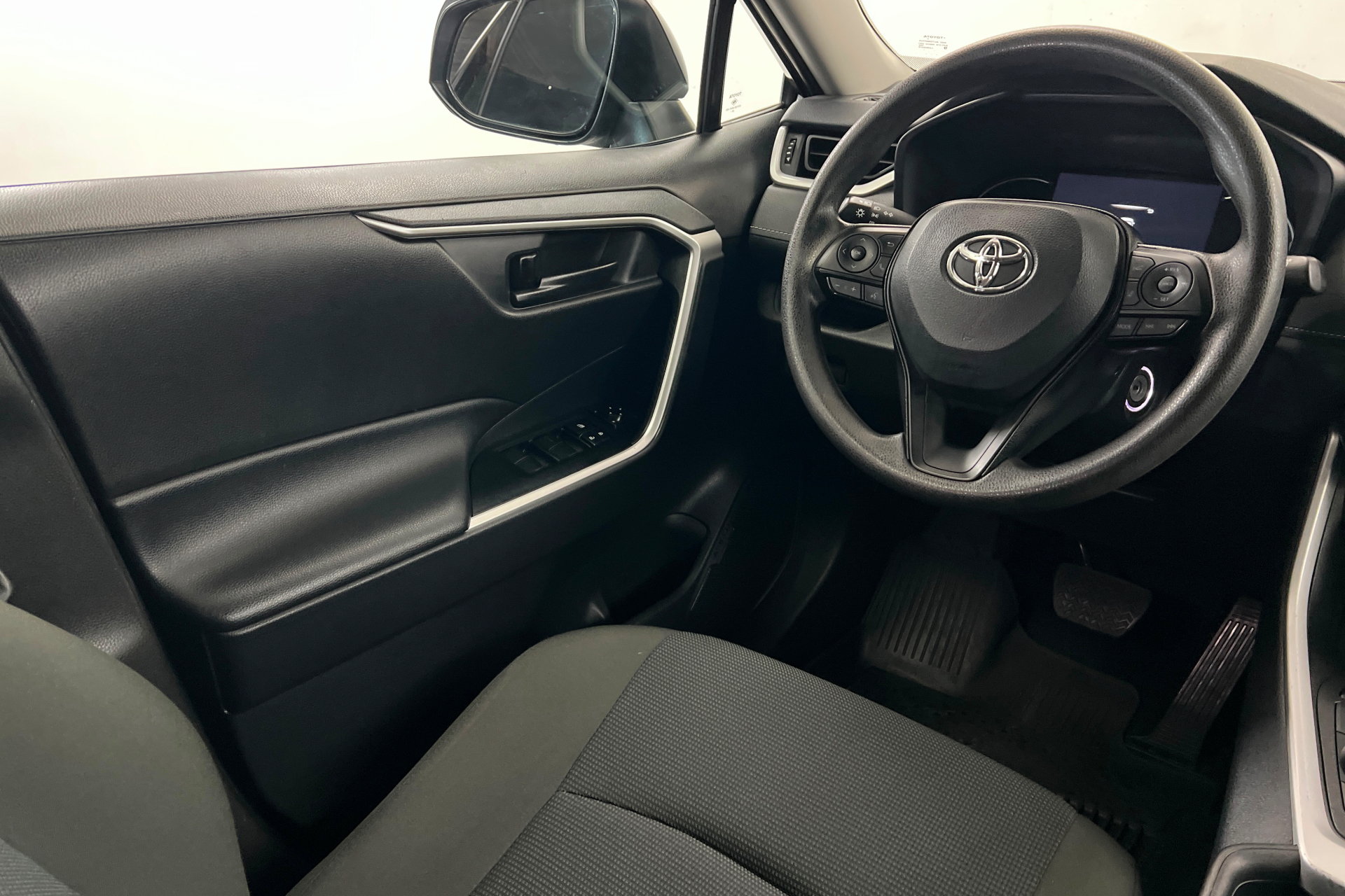 Used 2025 Toyota RAV4 LE AWD/4WD image 12