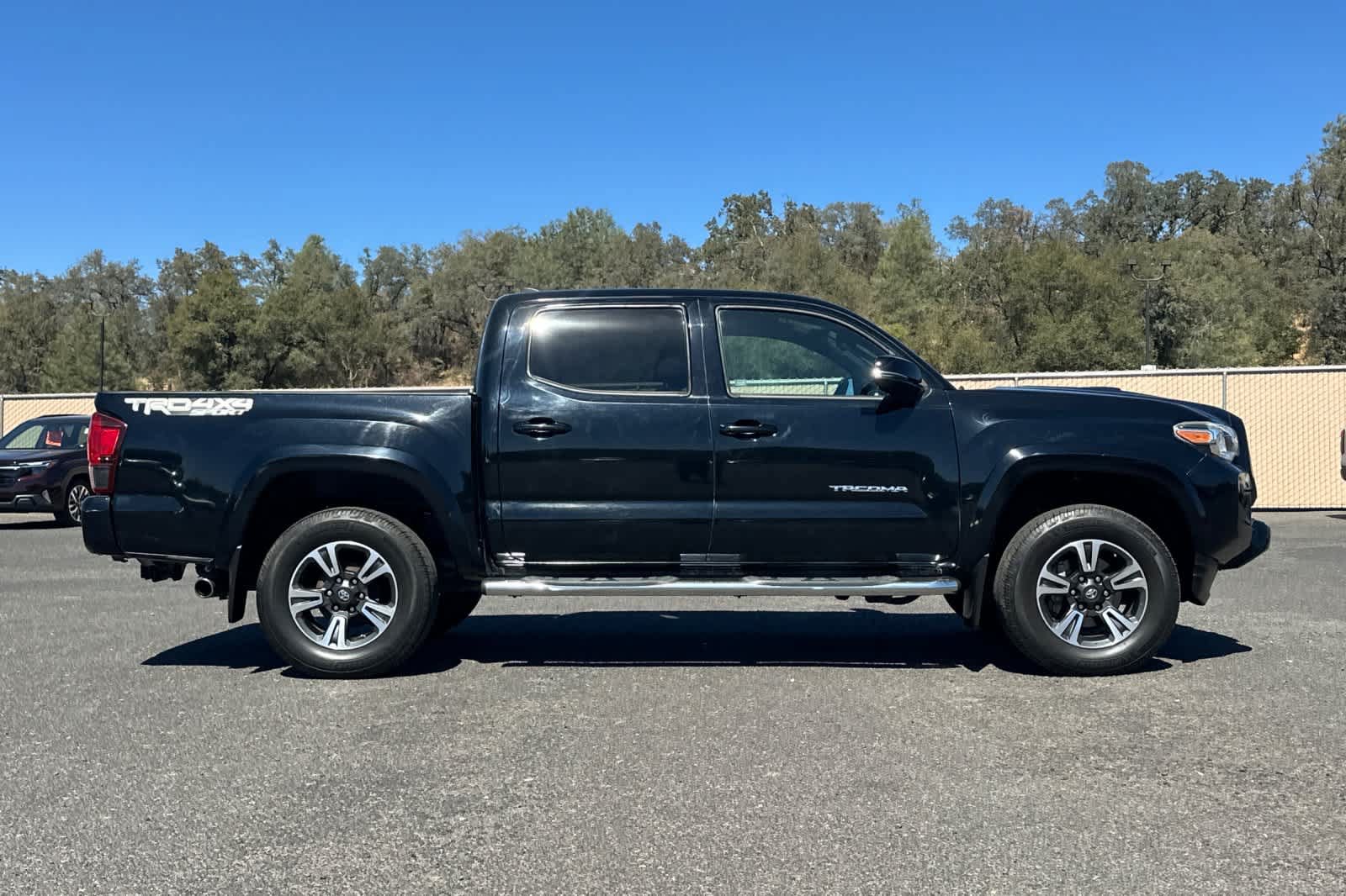 Used 2019 Toyota Tacoma TRD Sport w/ Technology Package AWD/4WD image 2
