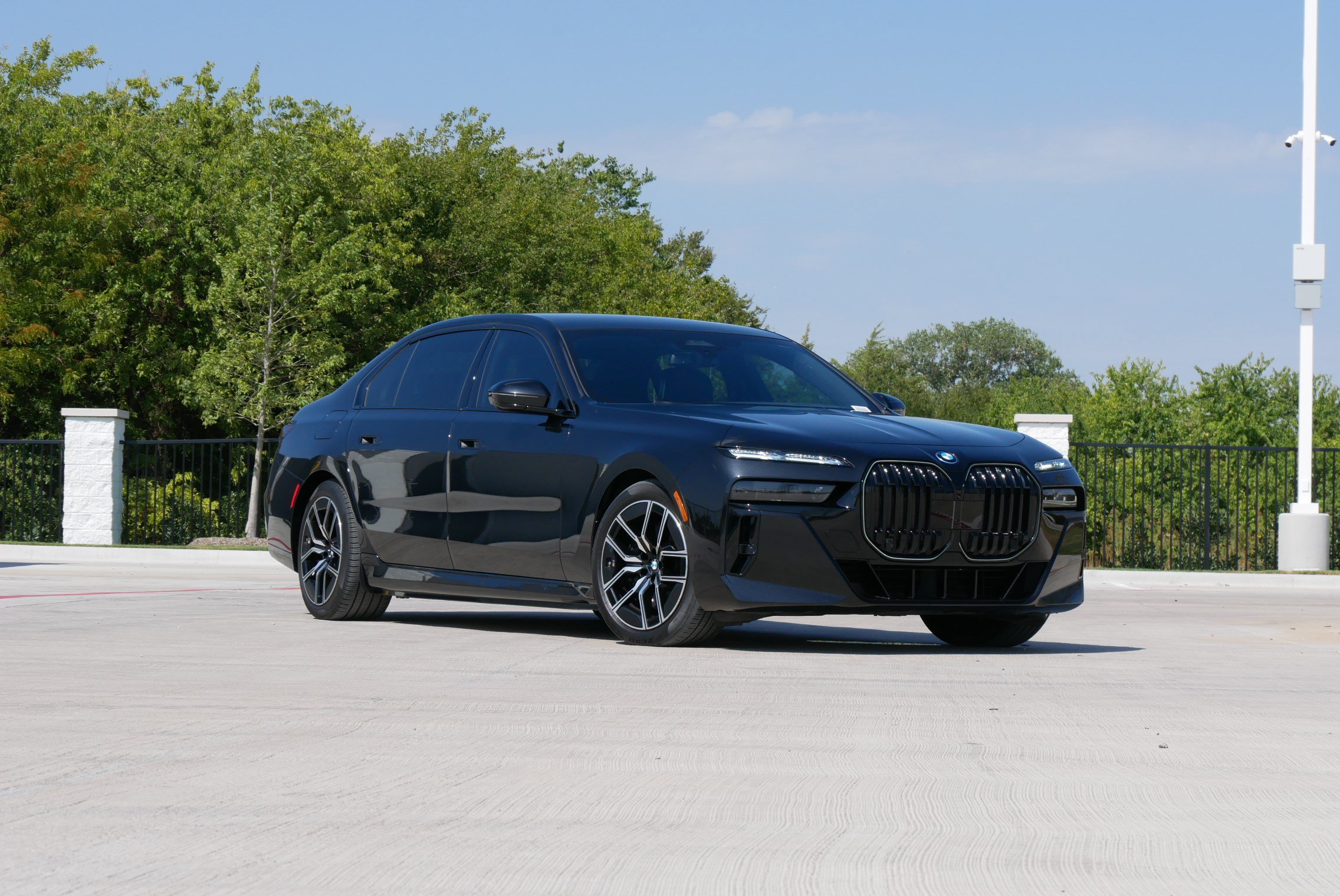 Certified 2025 BMW i7 xDrive60 AWD/4WD image 2