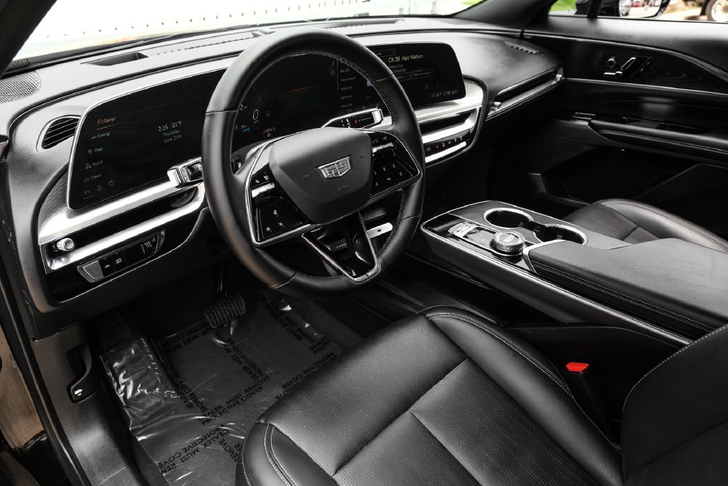 Used 2024 Cadillac Lyriq Luxury RWD image 2