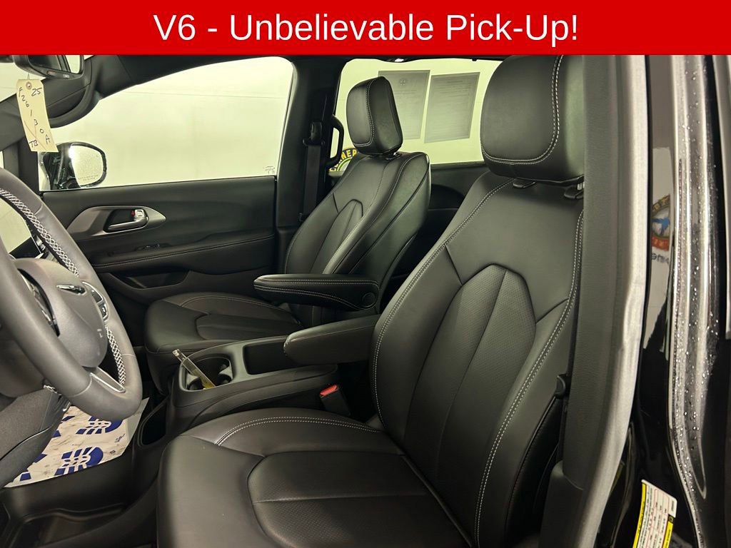 Used 2025 Chrysler Pacifica Select image 11