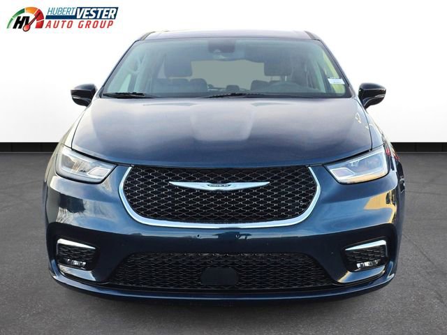 Used 2024 Chrysler Pacifica Touring-L FWD image 3