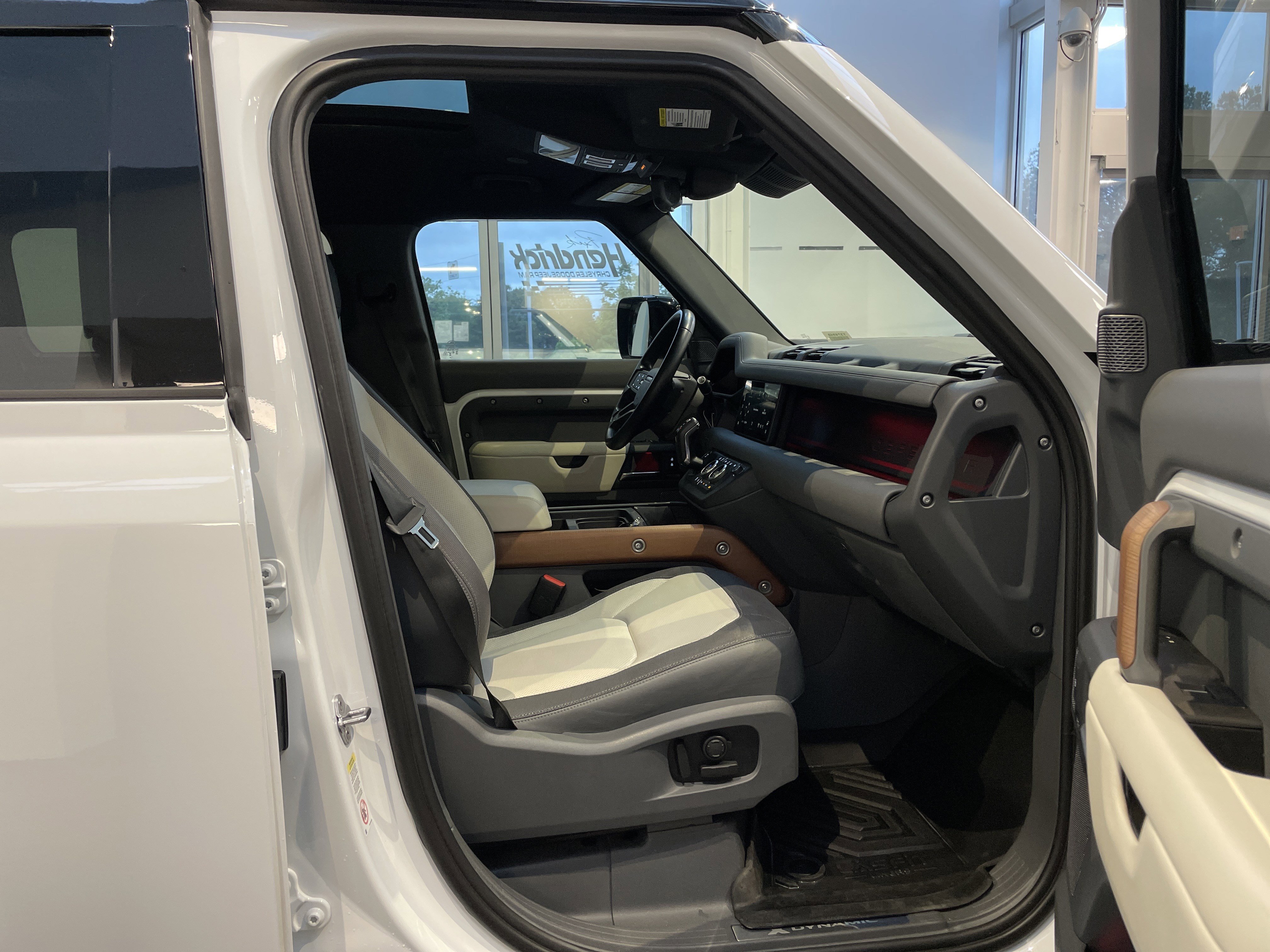 Used 2023 Land Rover Defender 110 X-Dynamic SE AWD/4WD image 38