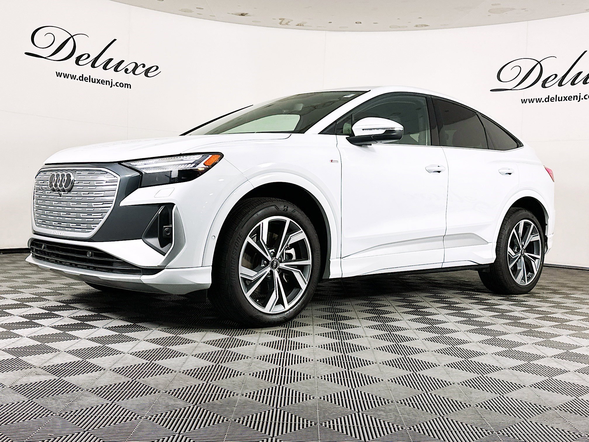 Used 2024 Audi Q4 e-tron Prestige image 3