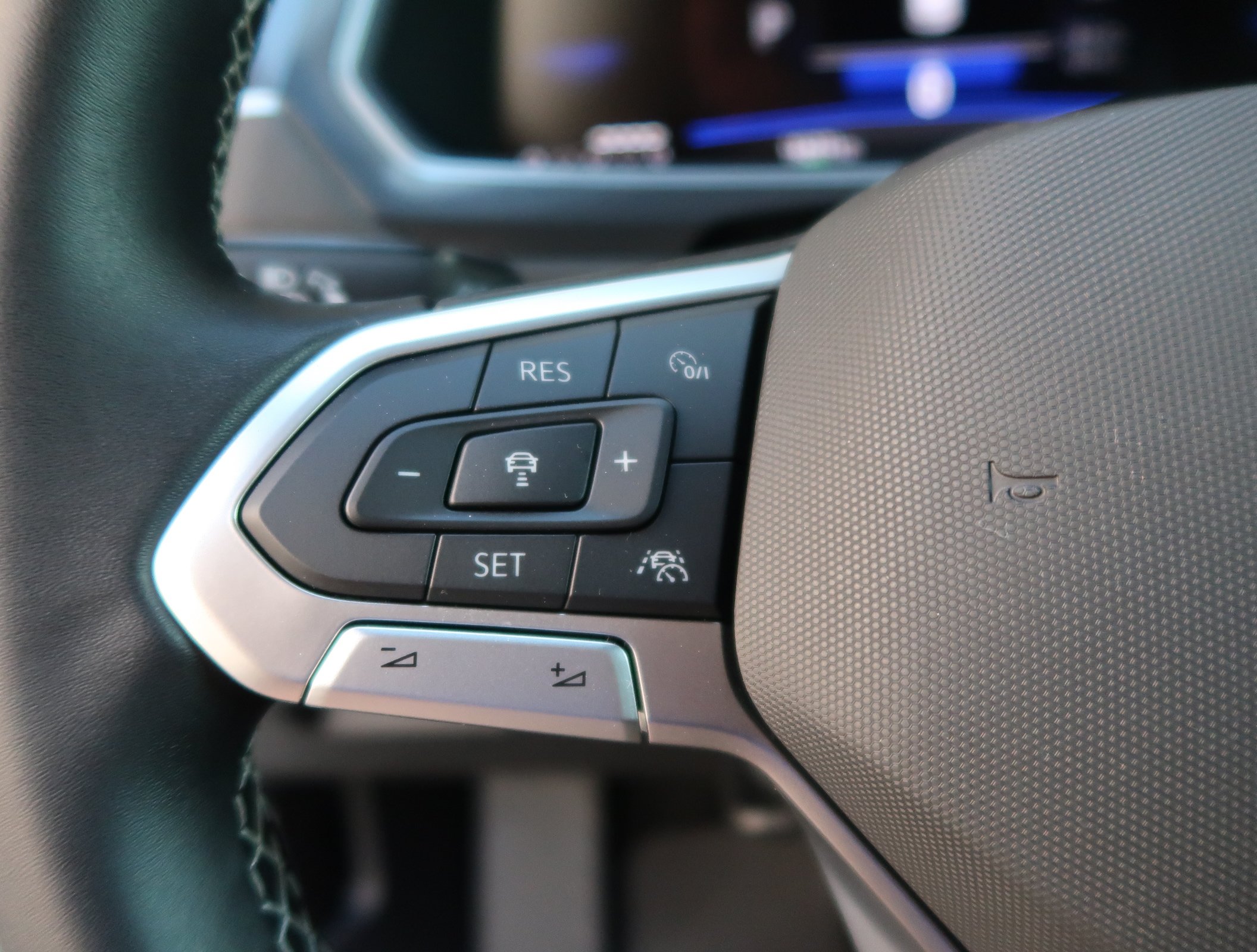 Used 2024 Volkswagen Tiguan SE FWD image 18