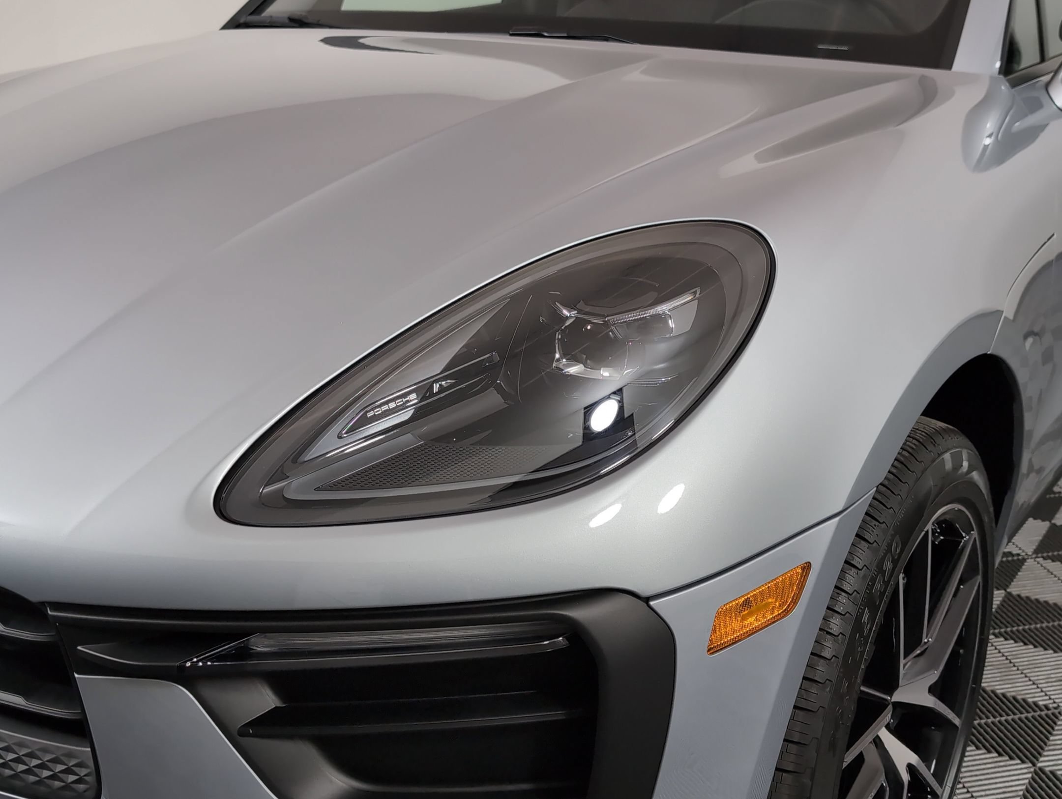 Certified 2025 Porsche Macan AWD/4WD image 13