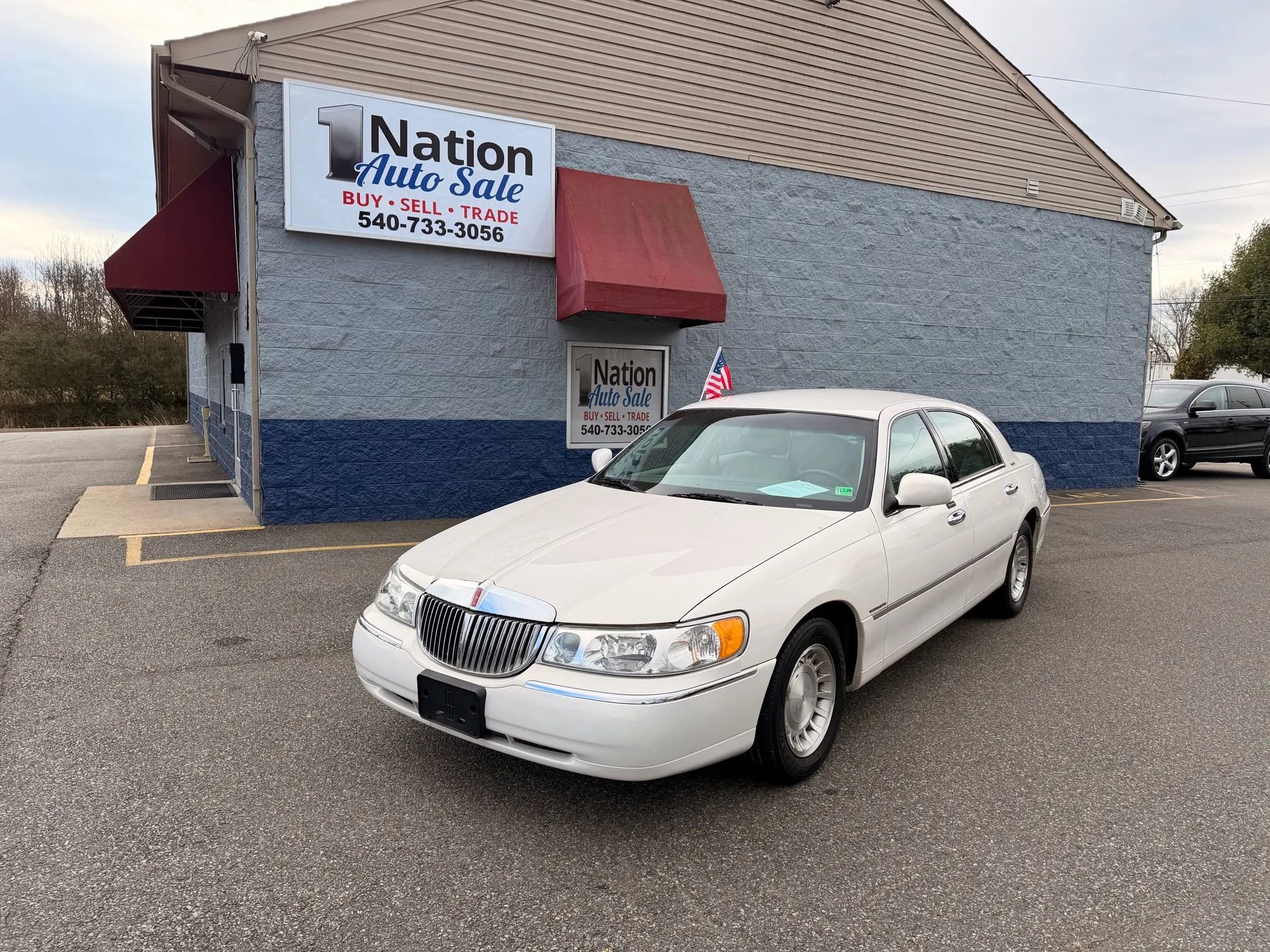 Used 2001 Lincoln Town Car Executive image 1