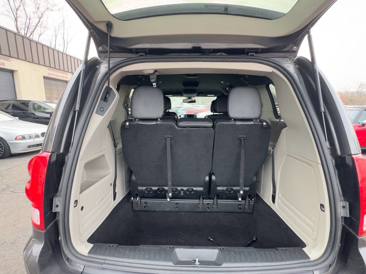 Used 2018 Dodge Grand Caravan SXT image 22