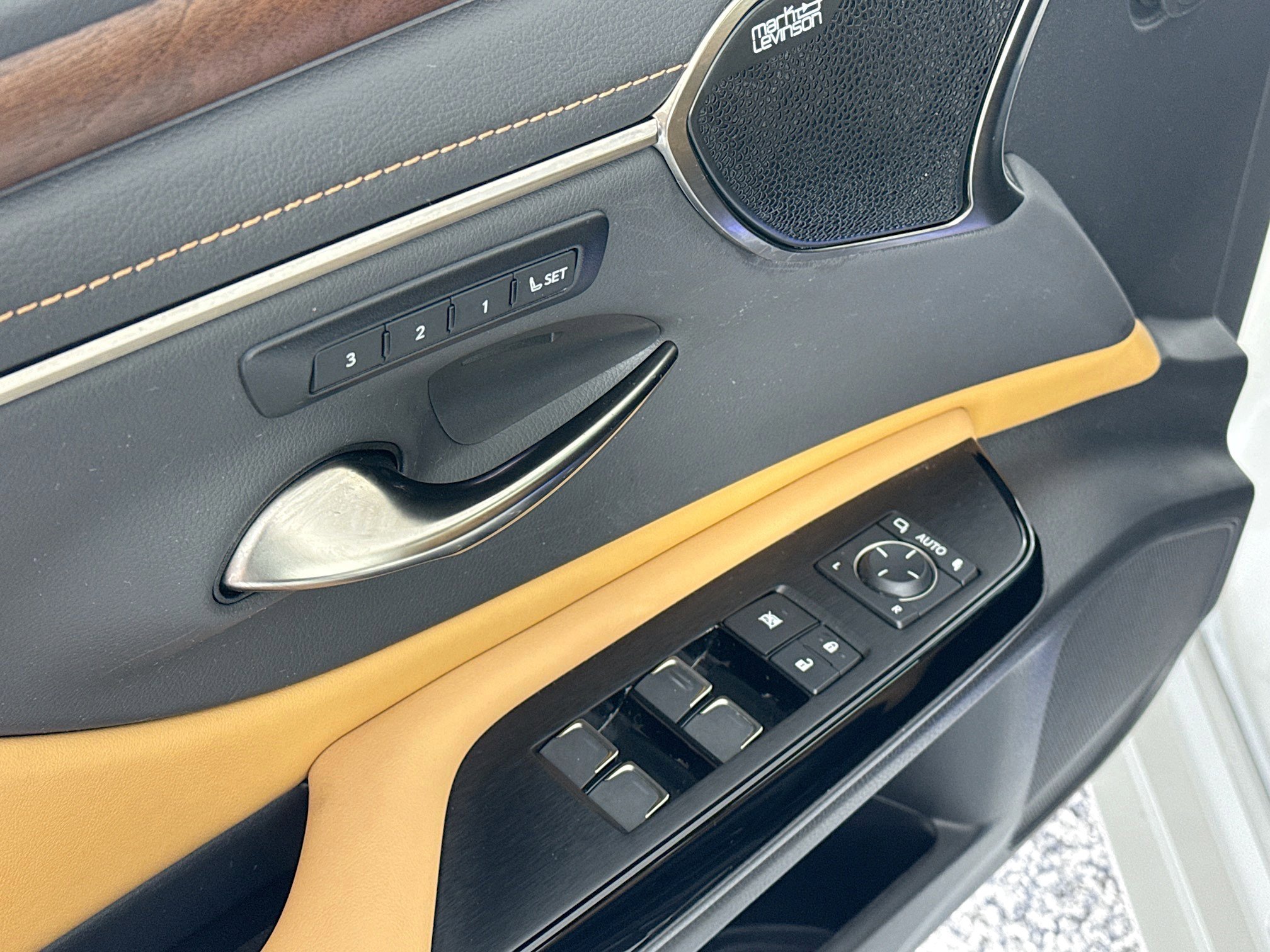 Used 2024 Lexus ES 300h ES 300h Luxury image 17