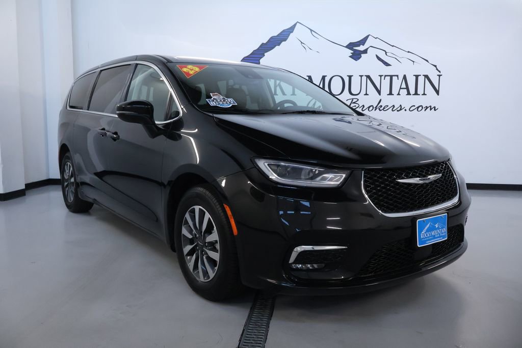 Used 2023 Chrysler Pacifica Touring-L image 1