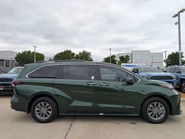 New 2026 Toyota Sienna XLE FWD image 3