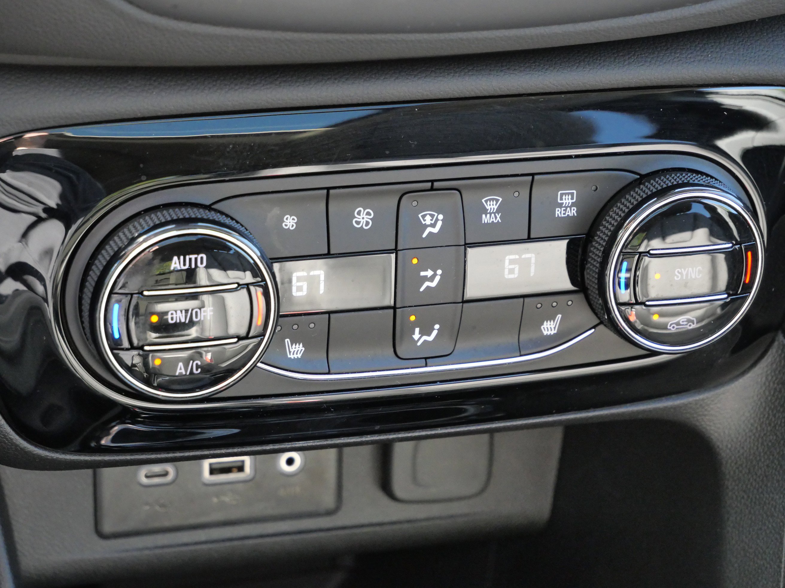 Used 2023 Buick Encore GX Essence w/ Experience Buick Package image 22