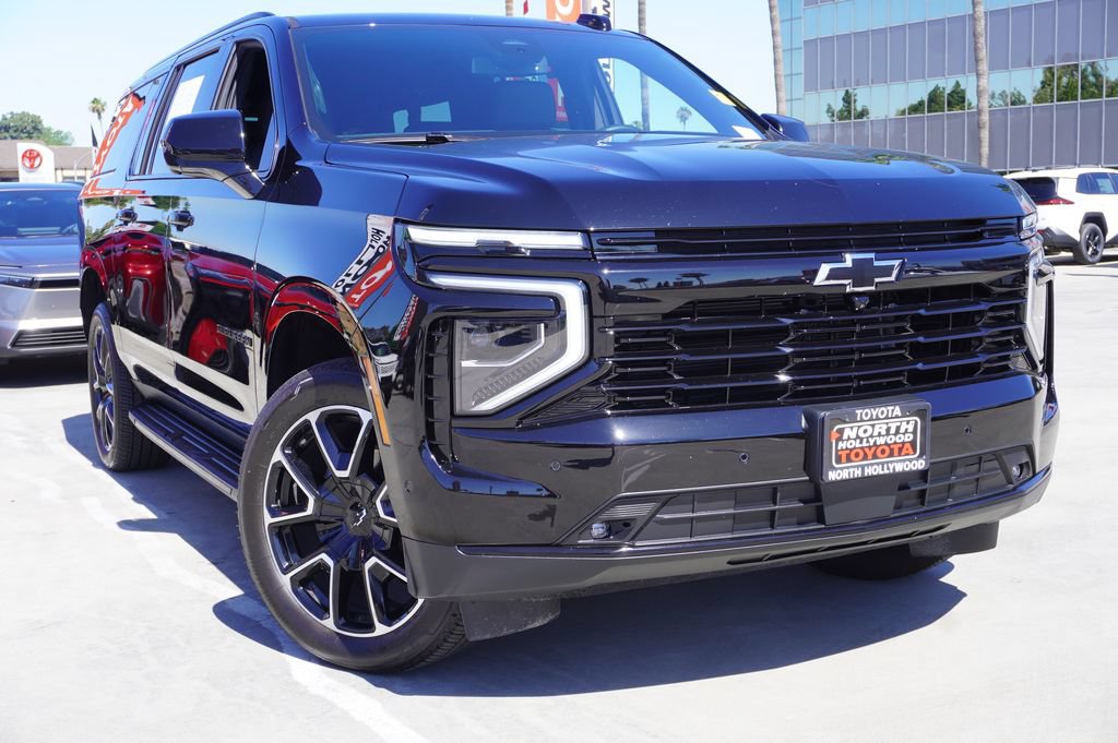 Used 2026 Chevrolet Suburban RST RWD image 2