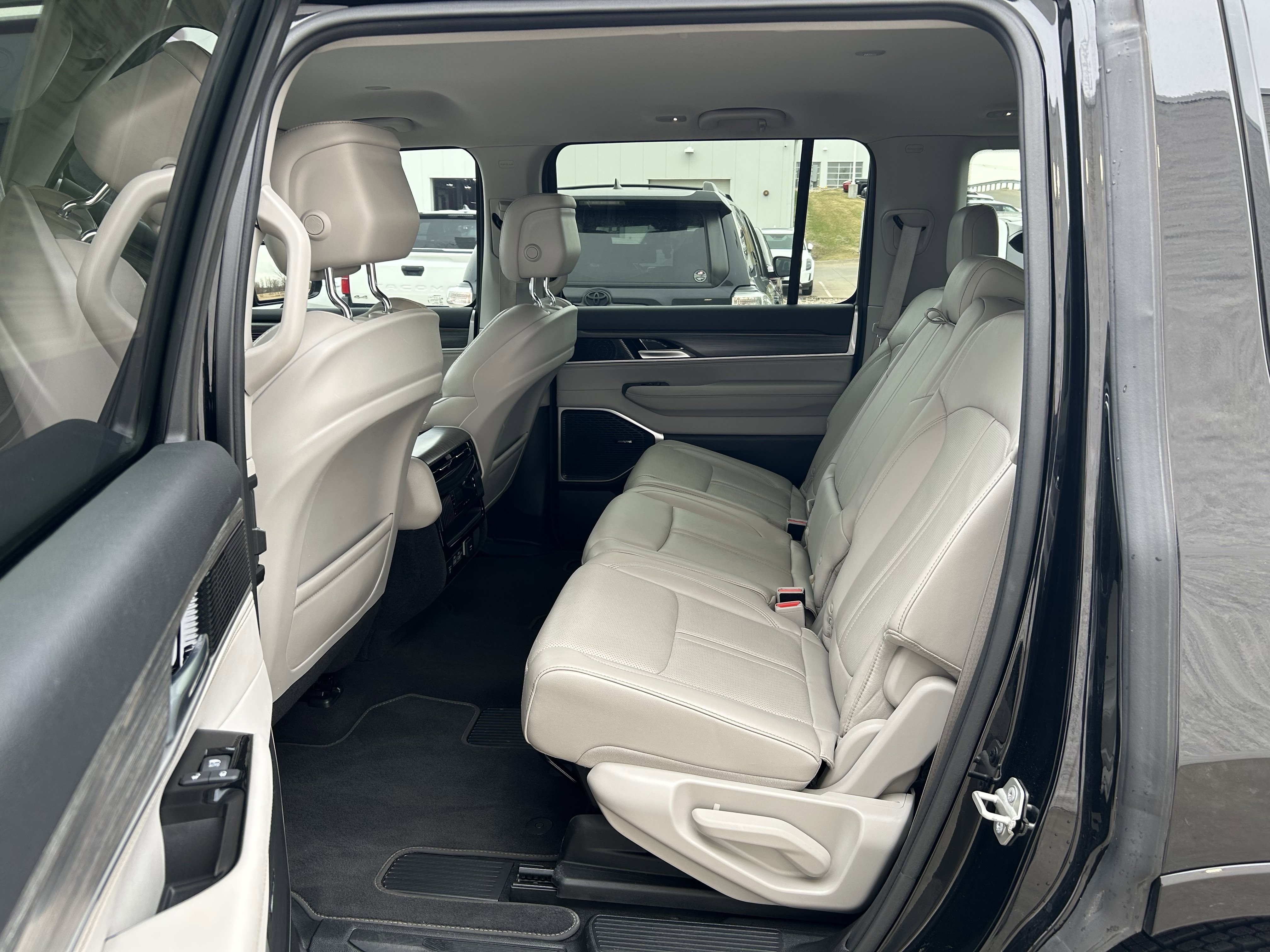 Used 2024 Jeep Wagoneer Series II w/ Flexible Seating Group image 16