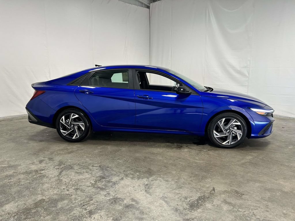 Certified 2025 Hyundai Elantra Sport FWD image 2