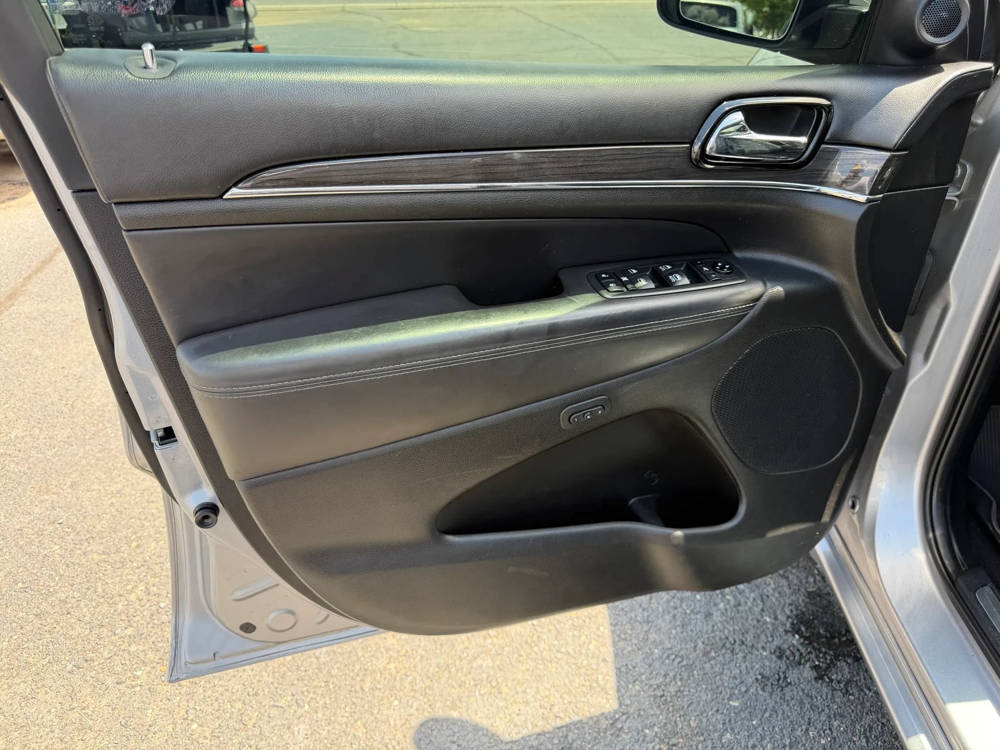 Used 2020 Jeep Grand Cherokee Overland AWD/4WD image 27