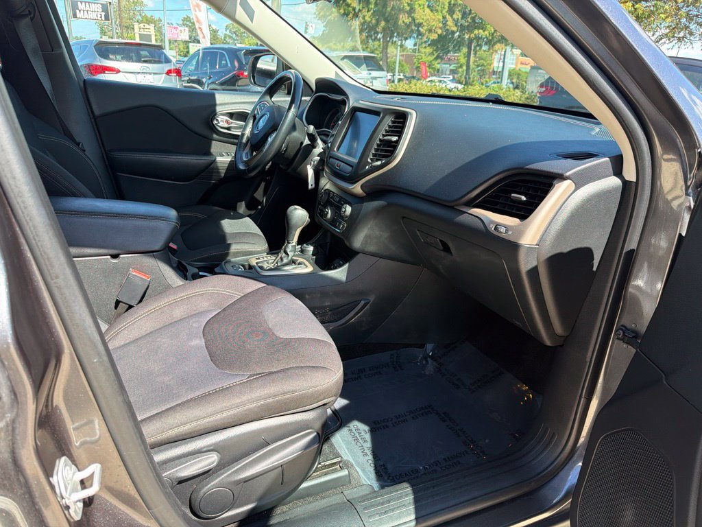 Used 2015 Jeep Cherokee Latitude w/ Cold Weather Group AWD/4WD image 16
