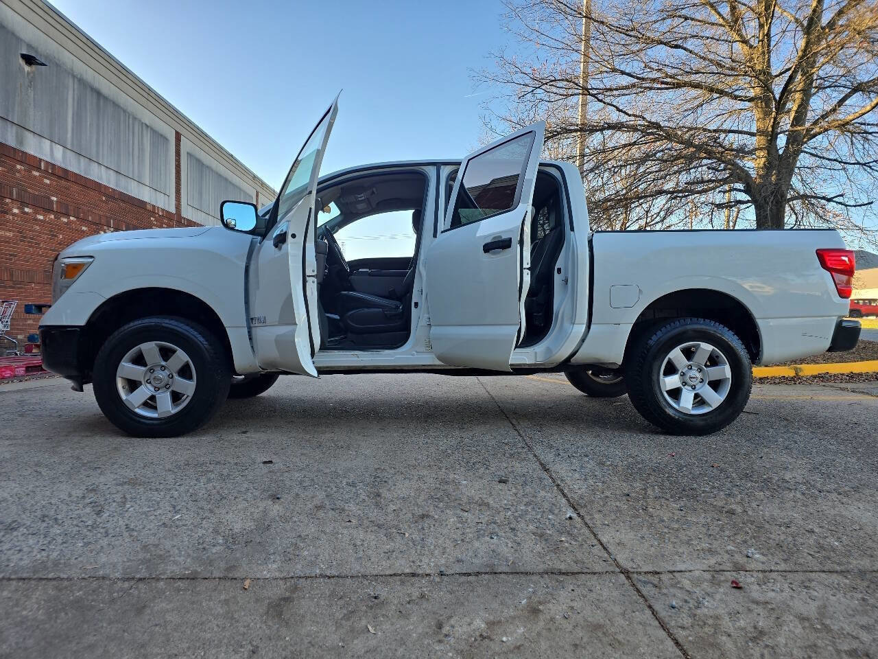 Used 2017 Nissan Titan S image 43
