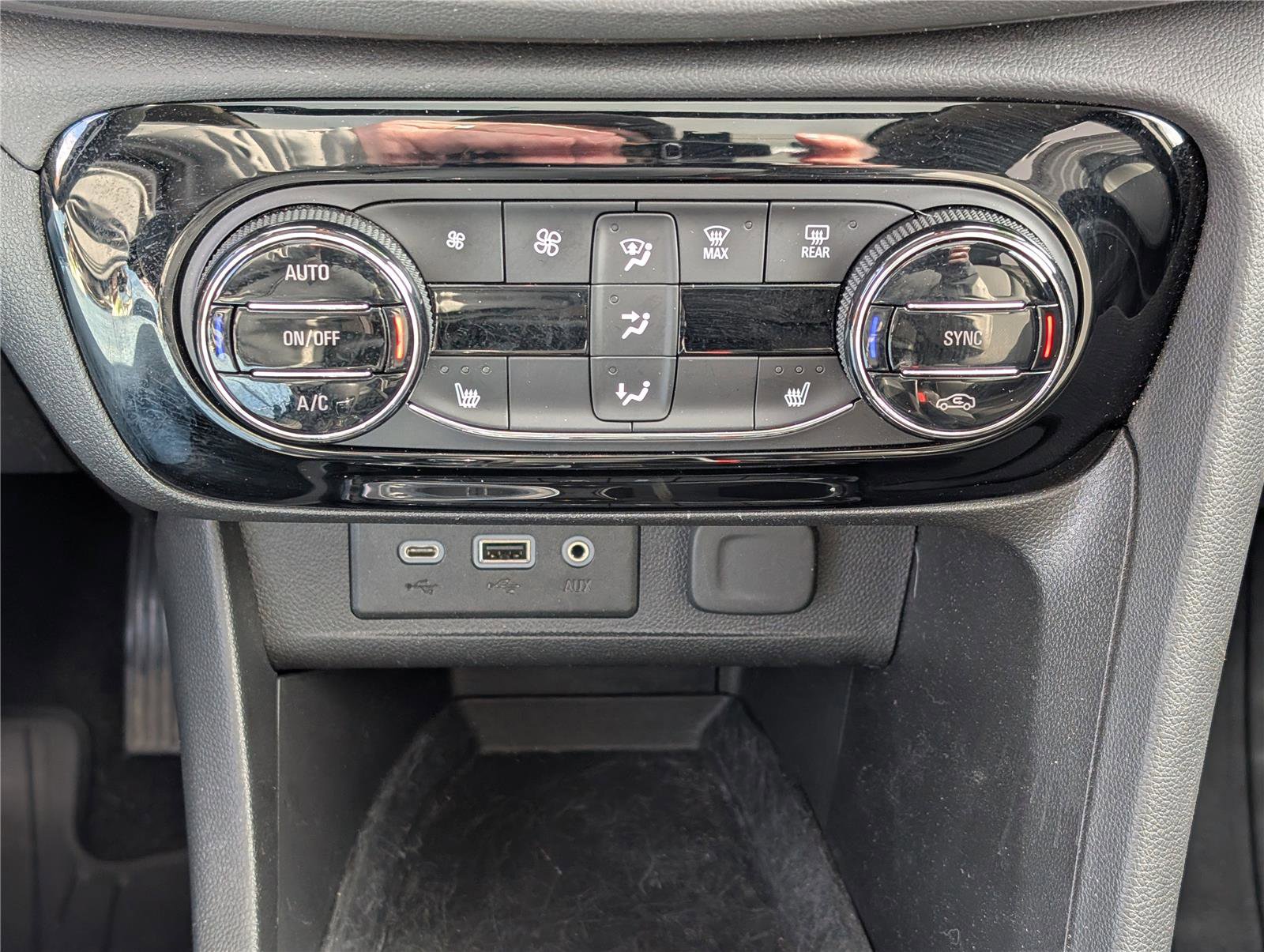 Used 2023 Buick Encore GX Essence w/ Experience Buick Package image 27