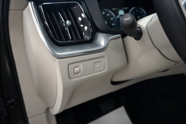 Used 2019 Volvo XC60 T5 Momentum w/ Multimedia Package image 32