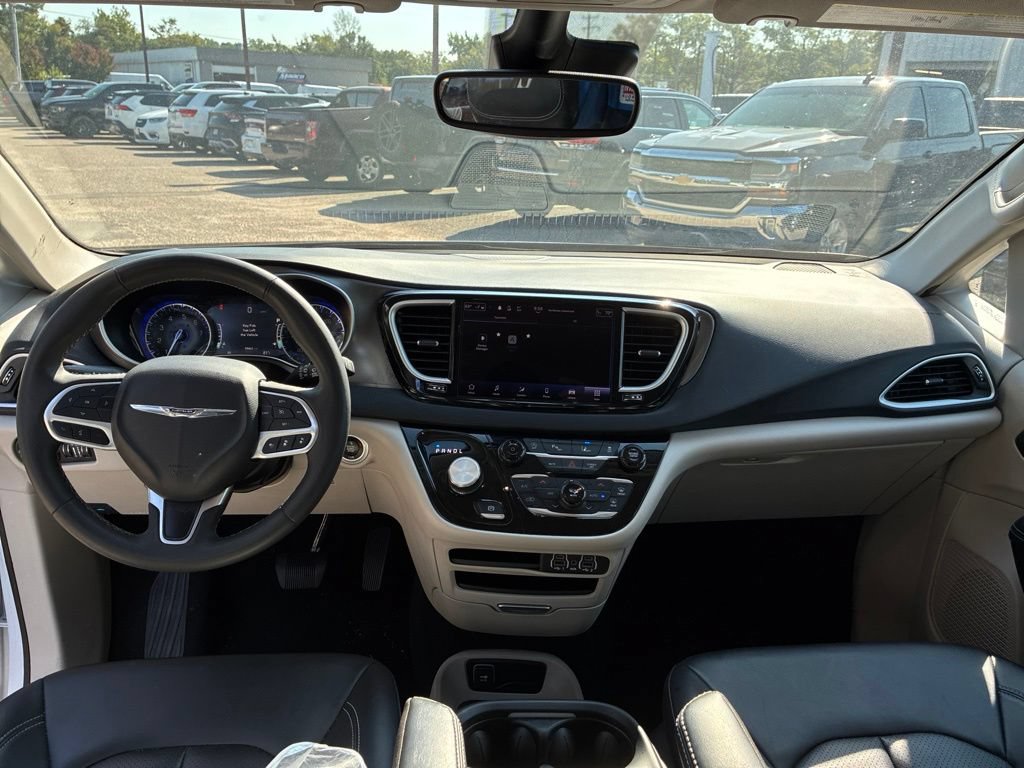 Used 2024 Chrysler Pacifica Touring-L FWD image 17