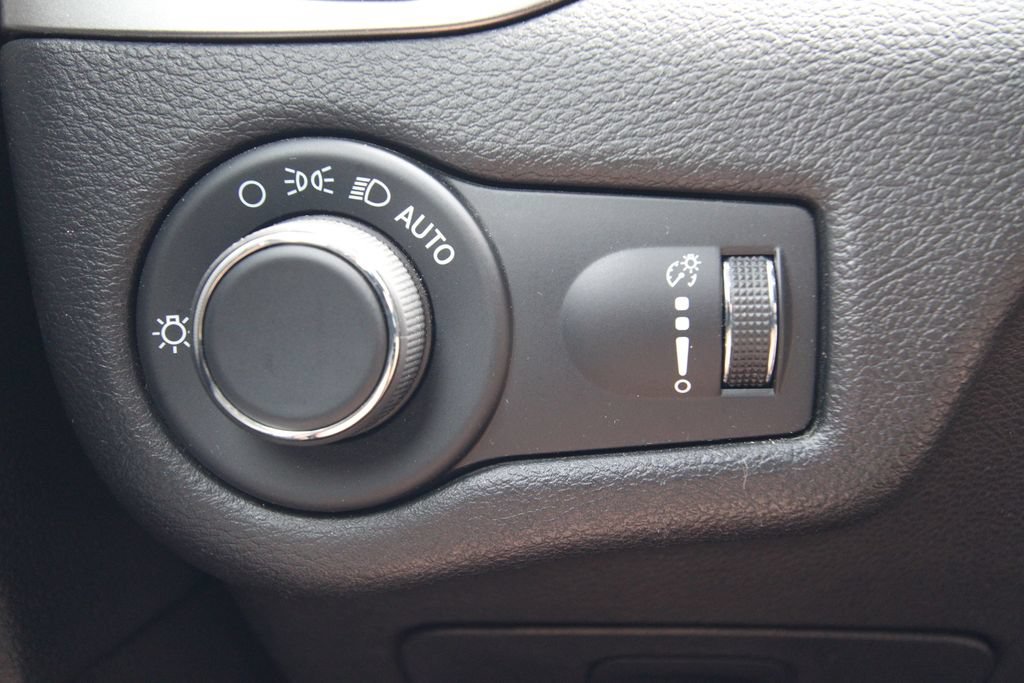 Used 2020 Jeep Cherokee Latitude w/ Cold Weather Group AWD/4WD image 22