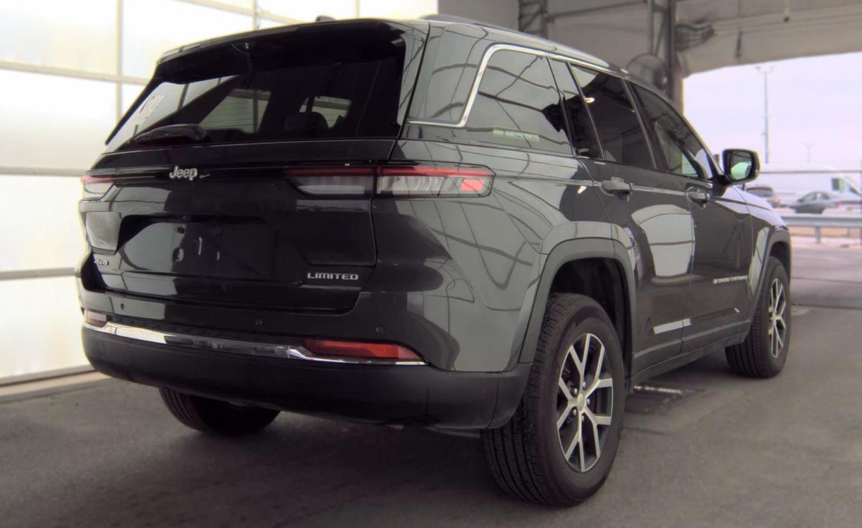 Used 2025 Jeep Grand Cherokee Limited w/ Luxury Tech Group II AWD/4WD image 4