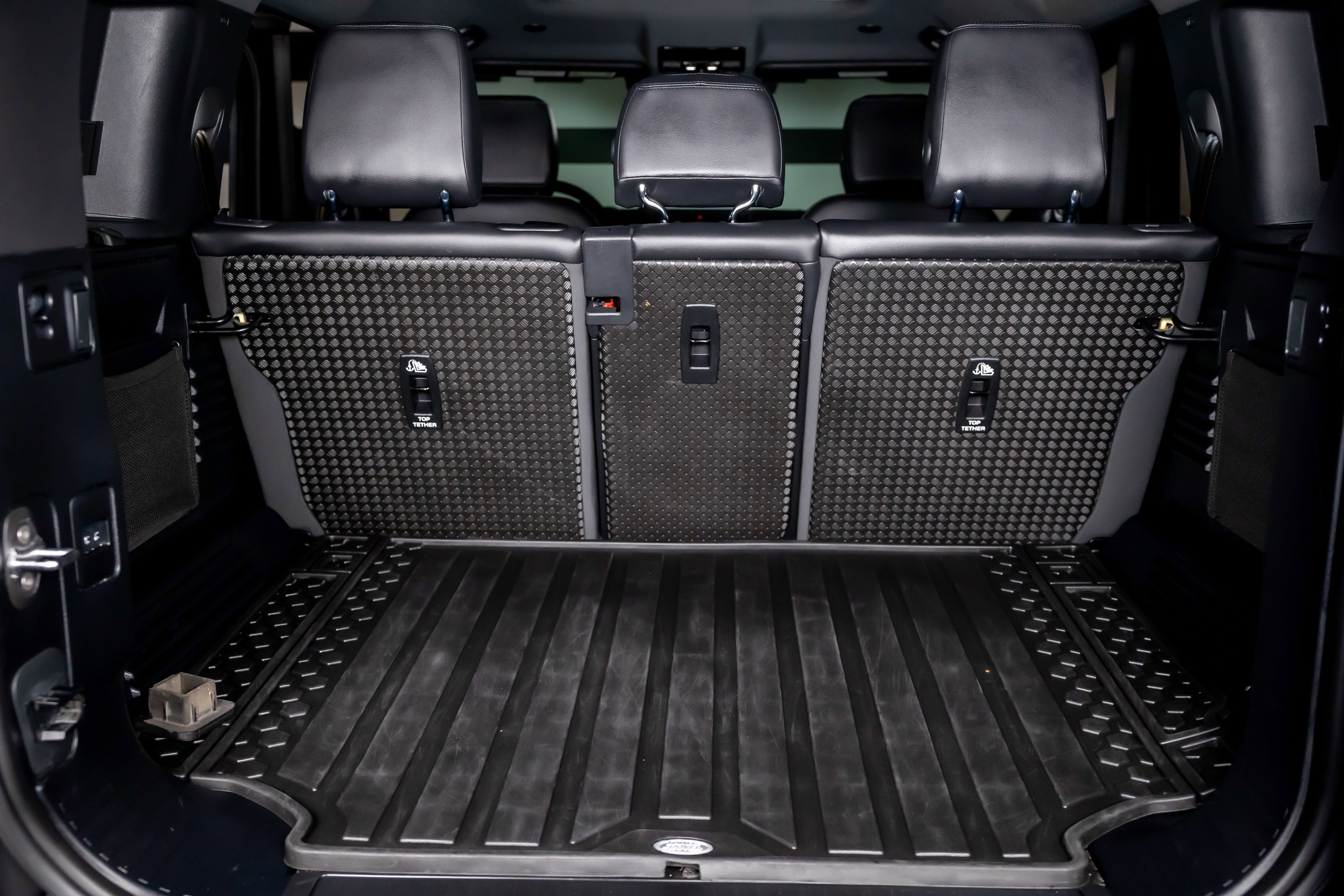 Used 2024 Land Rover Defender 110 X-Dynamic SE image 38