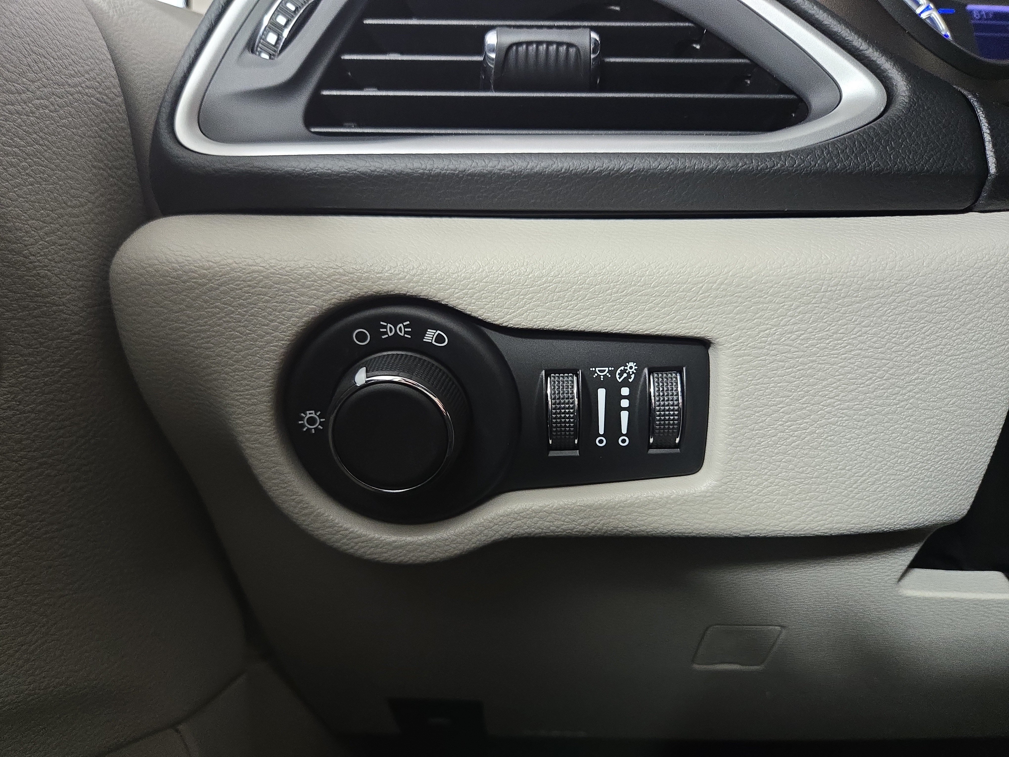 Used 2017 Chrysler Pacifica LX w/ Tire & Wheel Group FWD image 29