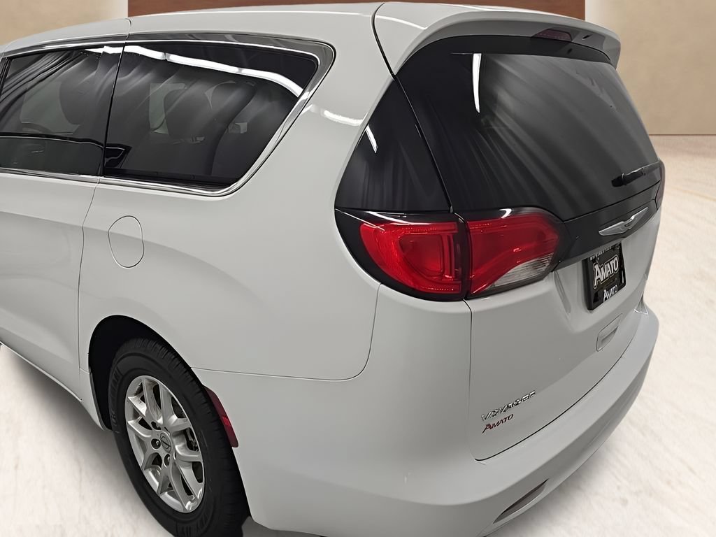 Used 2022 Chrysler Voyager LX FWD image 44