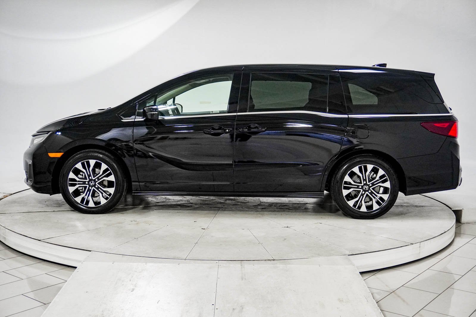 Certified 2026 Honda Odyssey Elite image 5