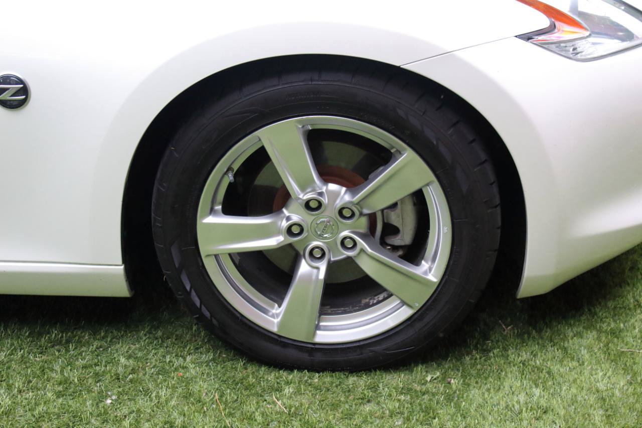 Used 2009 Nissan 370Z Touring RWD image 18