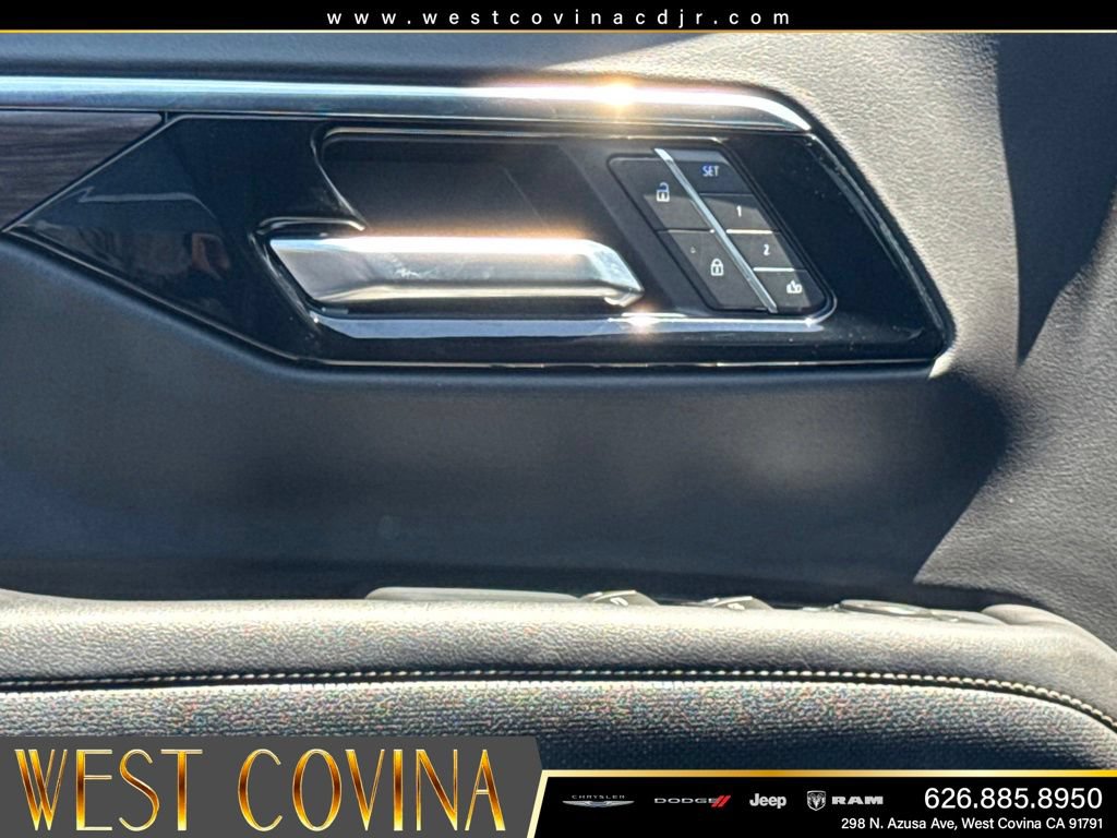 Used 2025 Chevrolet Suburban Premier AWD/4WD image 22