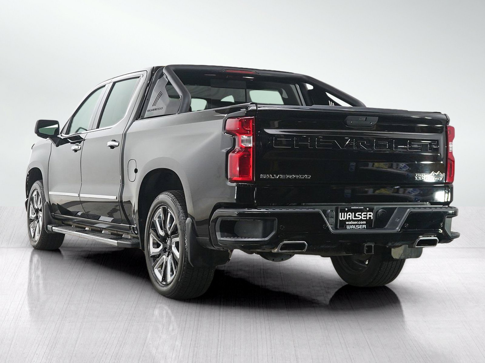 Used 2019 Chevrolet Silverado 1500 High Country w/ Technology Package AWD/4WD image 3