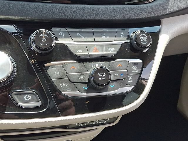 Certified 2024 Chrysler Pacifica Touring-L FWD image 17
