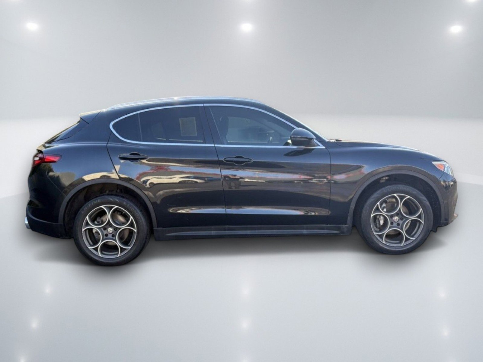 Used 2018 Alfa Romeo Stelvio AWD image 4