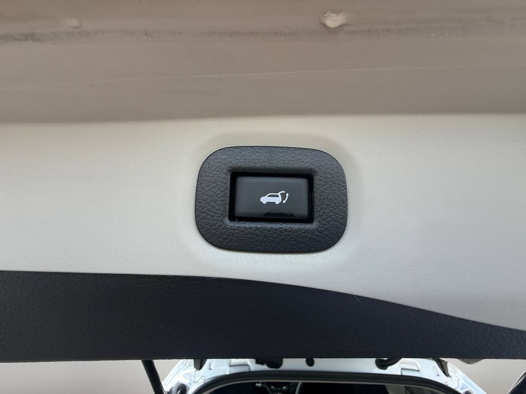 Used 2018 Nissan Rogue SV AWD/4WD image 6